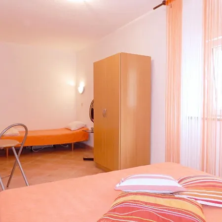 Sam - With Pool Apartment