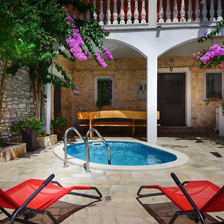 Sam - With Pool Apartment